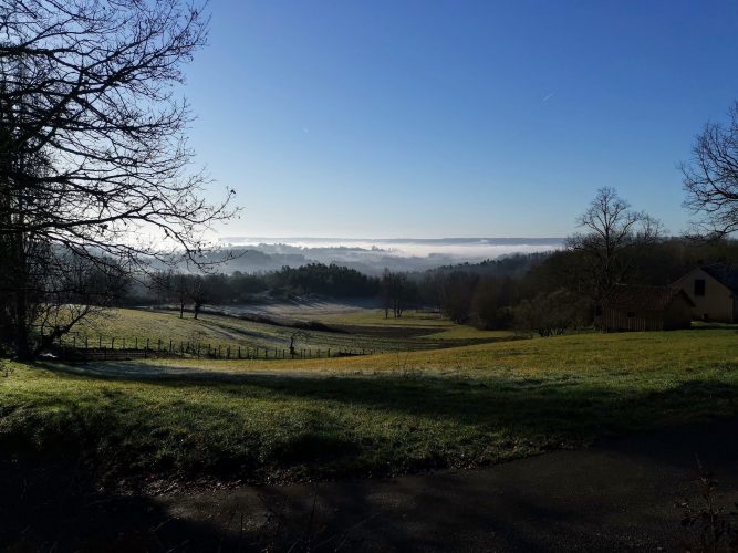 vue sur la vallée matin givré